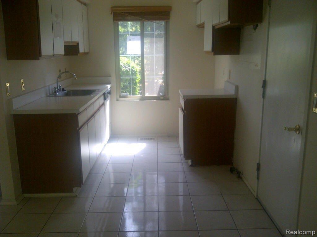 23243 Middlebelt Road Farmington, MI 48336 - Photo 3 of 4 Kitchen