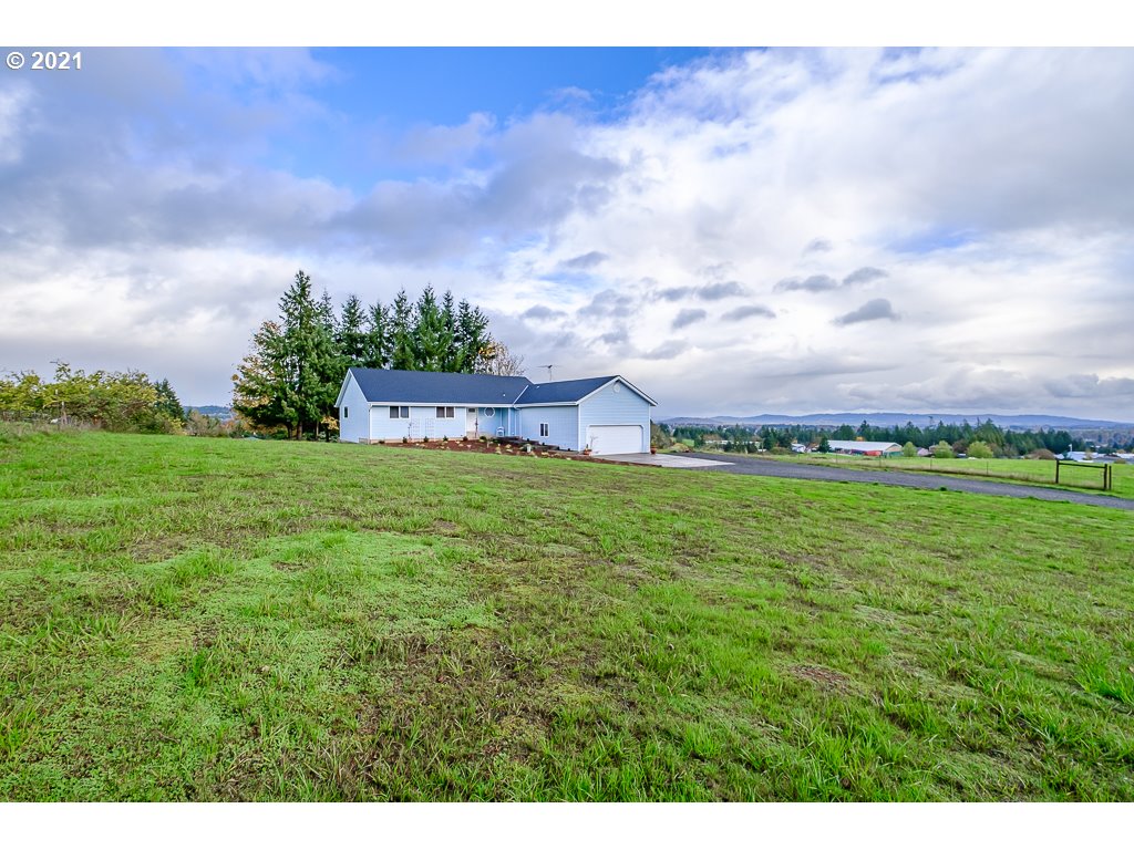 15305 Oakdale Road Dallas, OR 97338 - Photo 1 of 32 a backyard of a house with lots of green space
