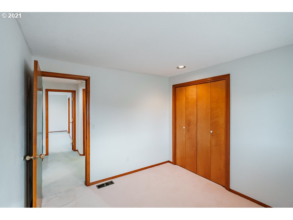 15305 Oakdale Road Dallas, OR 97338 - Photo 18 of 32 a view of an empty room