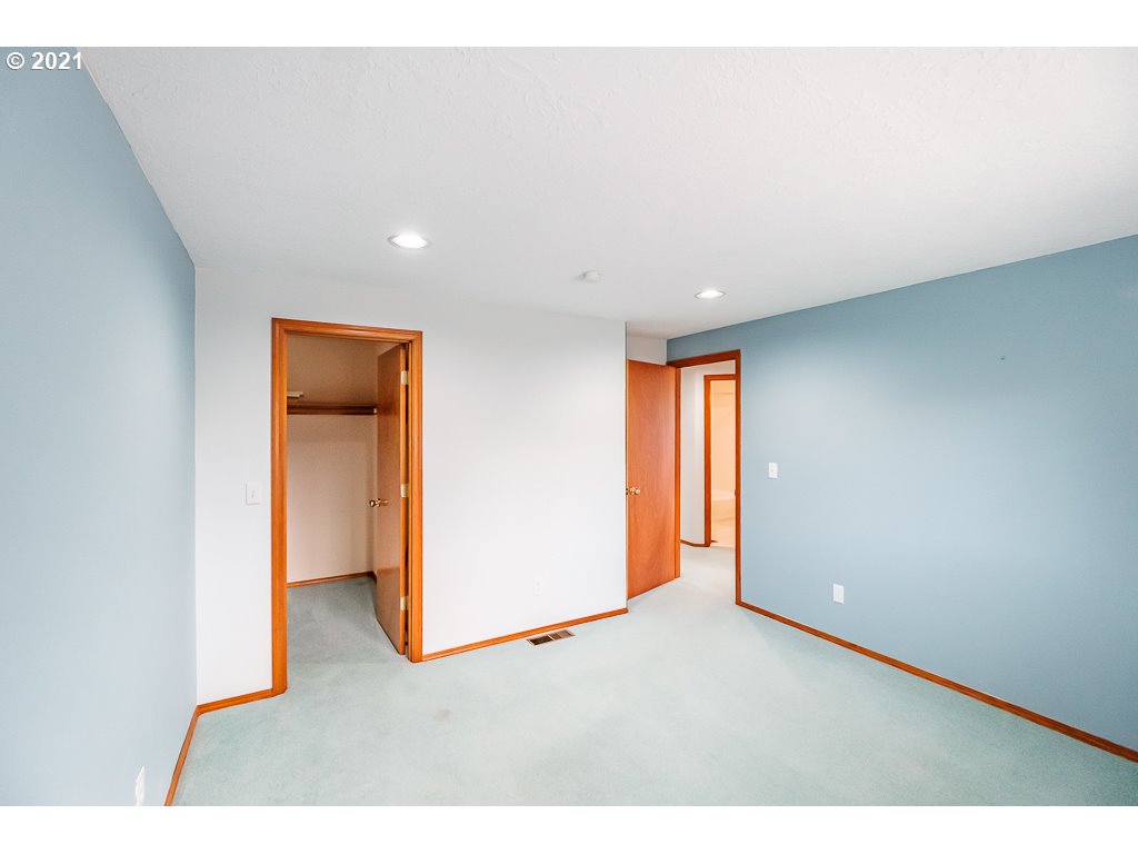 15305 Oakdale Road Dallas, OR 97338 - Photo 20 of 32 a view of an empty room