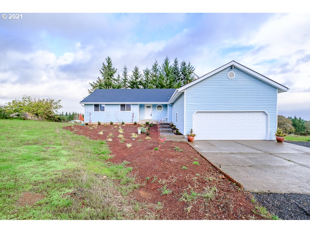 15305 Oakdale Road Dallas, OR 97338 - Photo 3 of 32 a front view of a house with garden