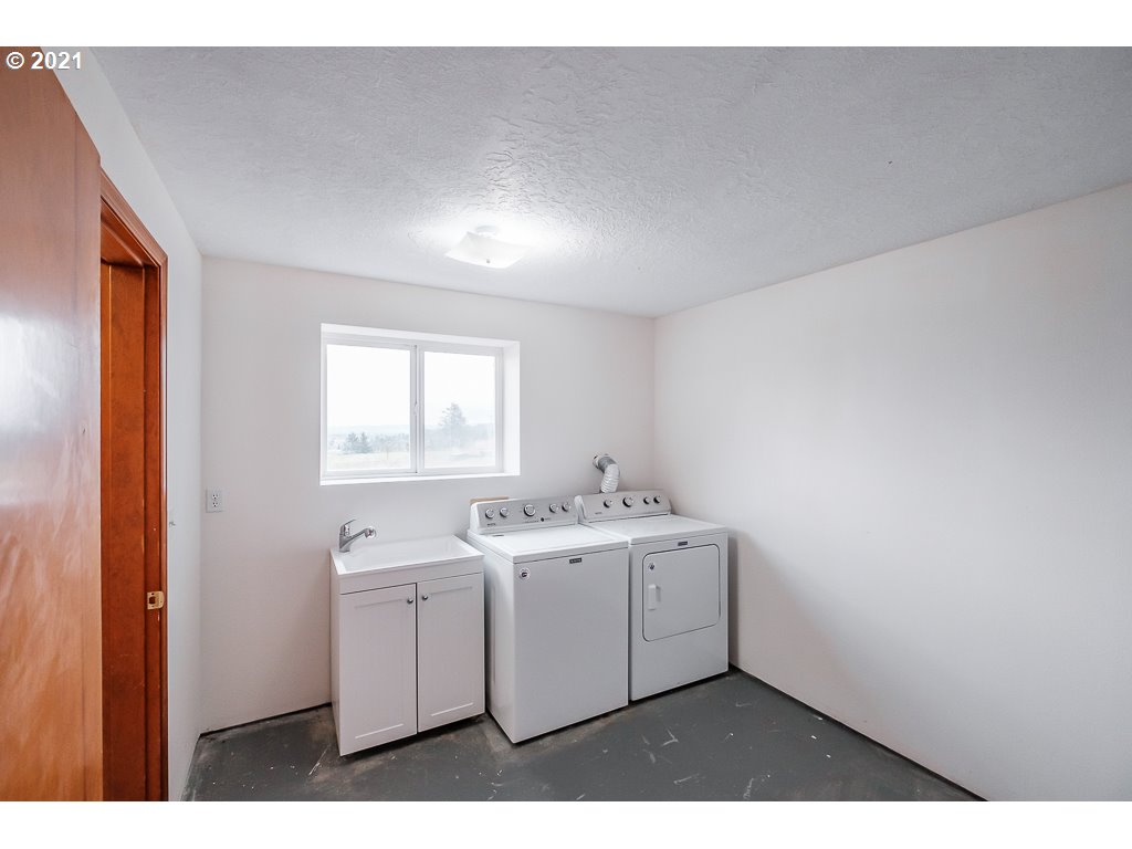 15305 Oakdale Road Dallas, OR 97338 - Photo 23 of 32 a utility room with dryer and washer