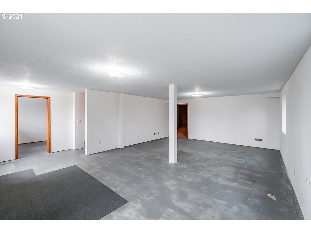 15305 Oakdale Road Dallas, OR 97338 - Photo 24 of 32 a view of an empty room