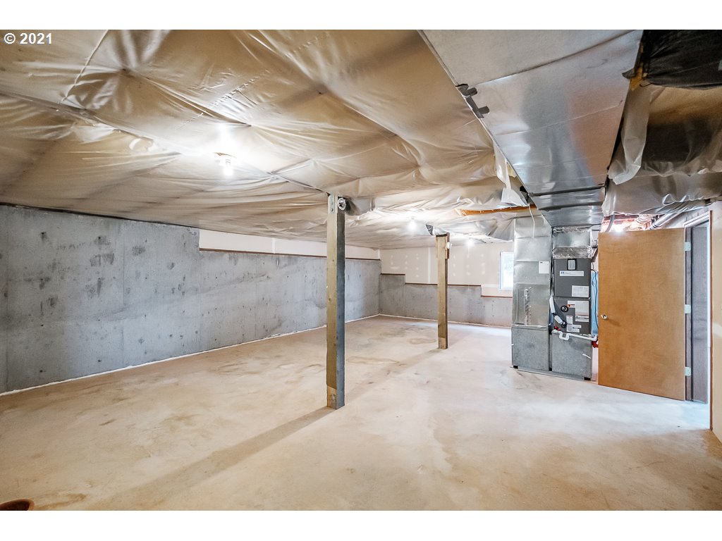 15305 Oakdale Road Dallas, OR 97338 - Photo 25 of 32 a view of a garage