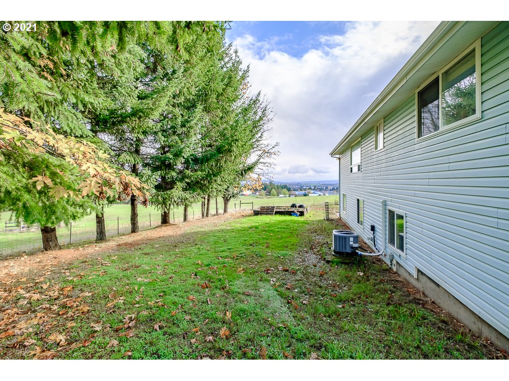 15305 Oakdale Road Dallas, OR 97338 - Photo 29 of 32 a view of a backyard with a garden and entertaining space