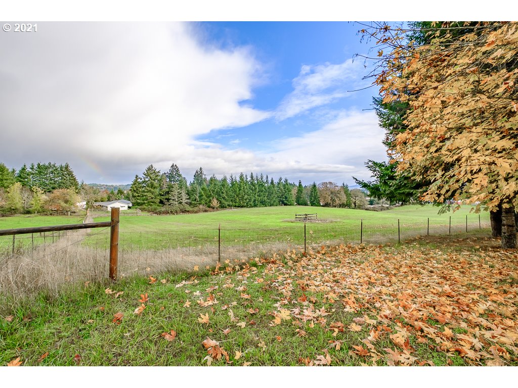 15305 Oakdale Road Dallas, OR 97338 - Photo 30 of 32 a view of a garden with a house