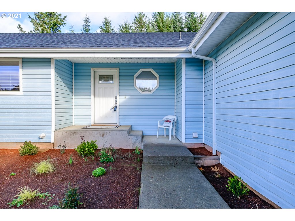 15305 Oakdale Road Dallas, OR 97338 - Photo 4 of 32 a view of a backyard with a garden