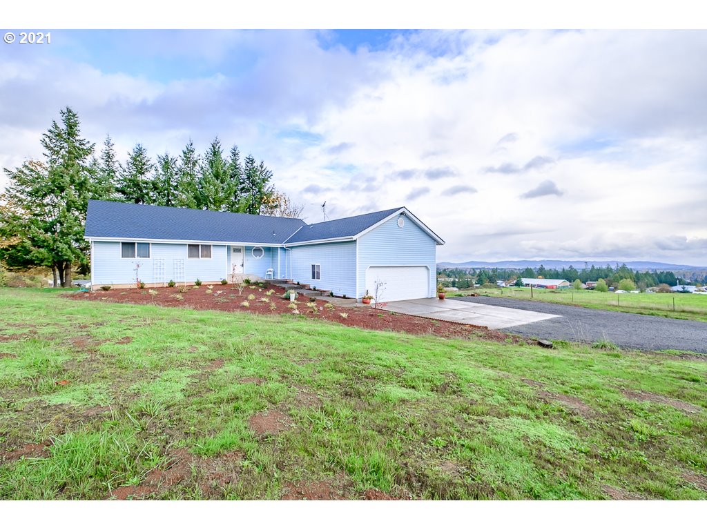 15305 Oakdale Road Dallas, OR 97338 - Photo 32 of 32 a aerial view of a house with swimming pool and a yard