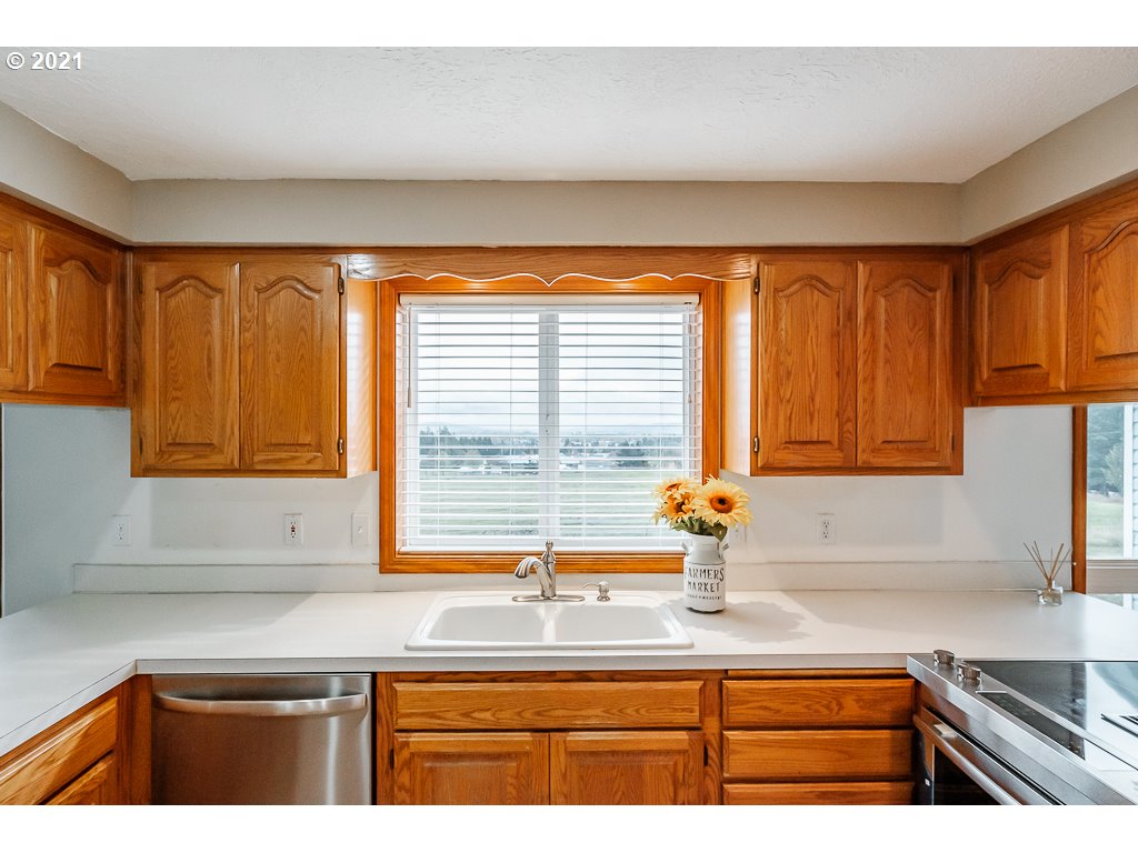 15305 Oakdale Road Dallas, OR 97338 - Photo 9 of 32 a kitchen with granite countertop a sink and a window
