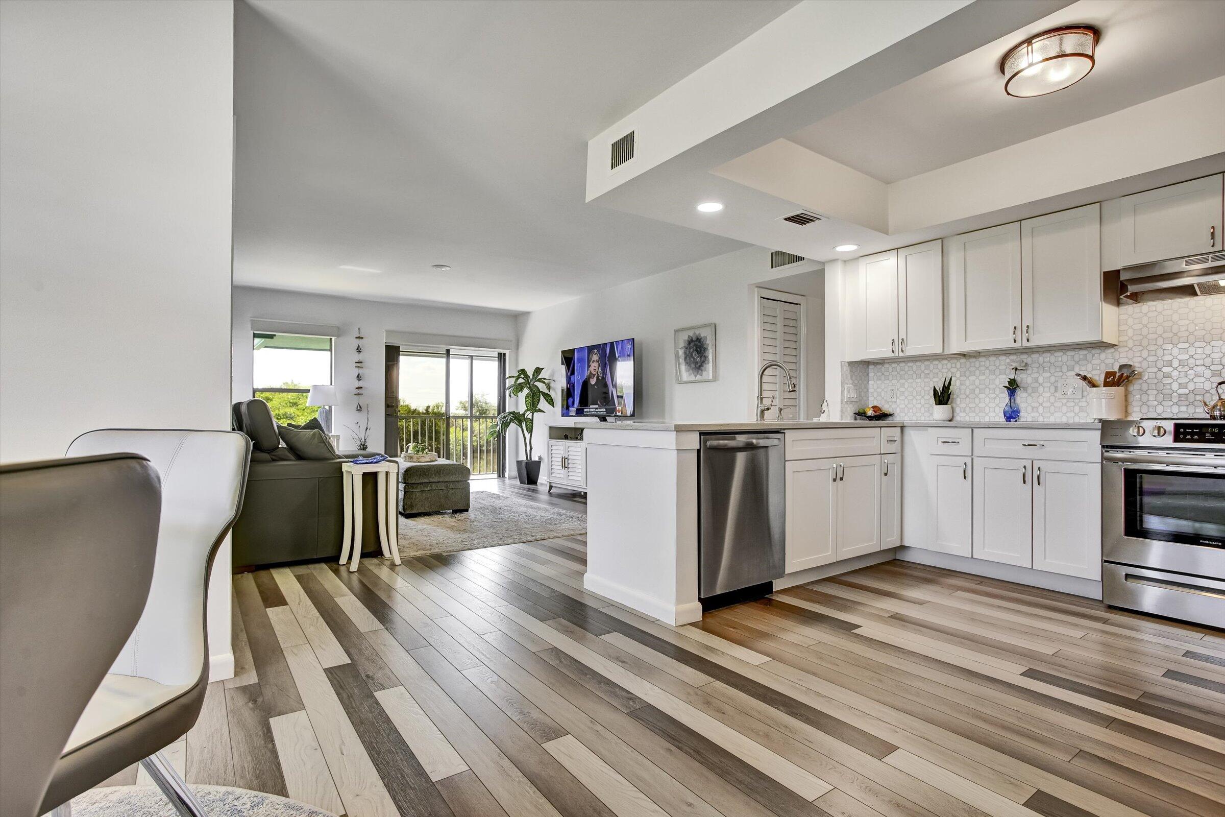 950 South Kanner Highway, Unit 206 Stuart, FL 34994 - Photo 11 of 30 Living Area