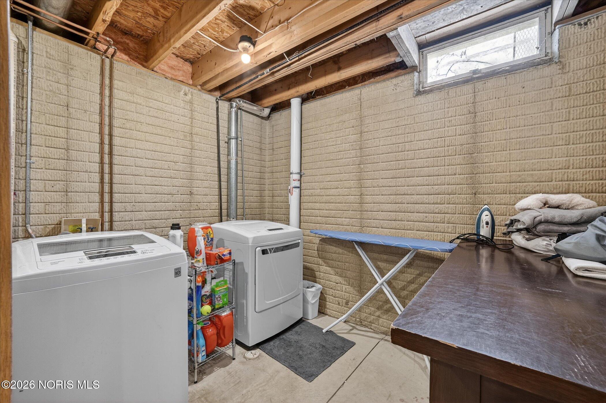 3385 Manley Road Maumee, OH 43537 - Photo 2 of 11 52-3385-Manley-Rd-WindowStill-Photograph