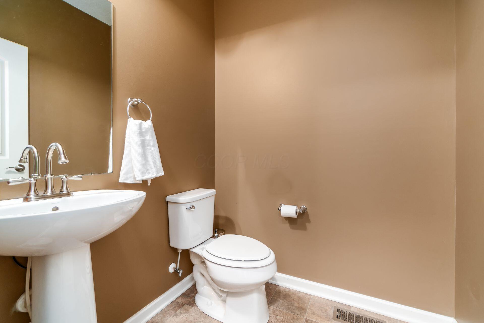 183 Schellinger Street Delaware, OH 43015 - Photo 13 of 34 6. Half Bath