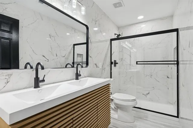 $577,500 | 808 Lake Bridge Drive, Lake Dallas, TX 75065