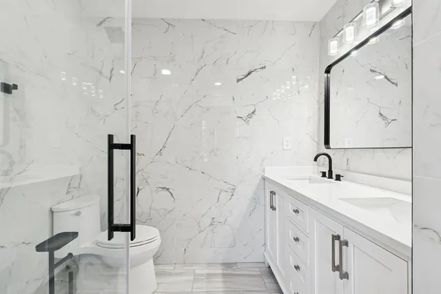 $577,500 | 808 Lake Bridge Drive, Lake Dallas, TX 75065