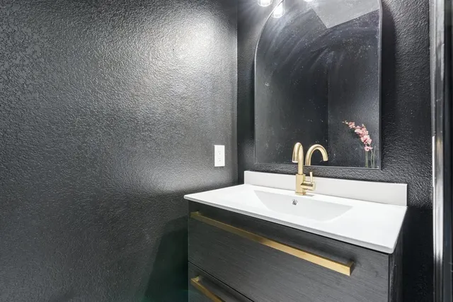 $577,500 | 808 Lake Bridge Drive, Lake Dallas, TX 75065