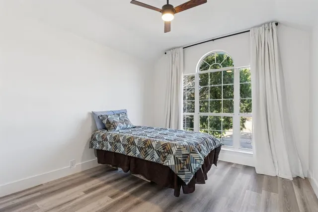 $577,500 | 808 Lake Bridge Drive, Lake Dallas, TX 75065