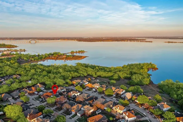 $577,500 | 808 Lake Bridge Drive, Lake Dallas, TX 75065