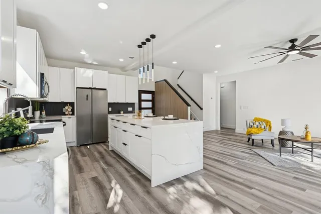 $577,500 | 808 Lake Bridge Drive, Lake Dallas, TX 75065