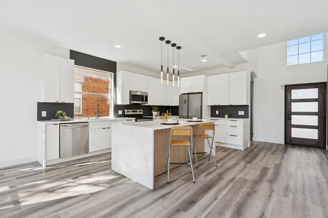 $577,500 | 808 Lake Bridge Drive, Lake Dallas, TX 75065