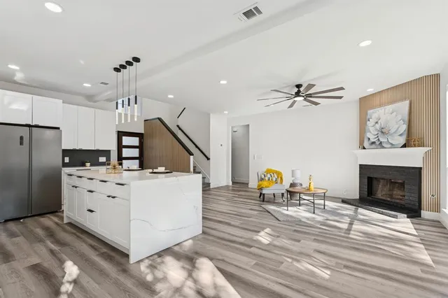 $577,500 | 808 Lake Bridge Drive, Lake Dallas, TX 75065