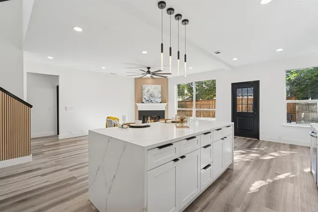 $577,500 | 808 Lake Bridge Drive, Lake Dallas, TX 75065