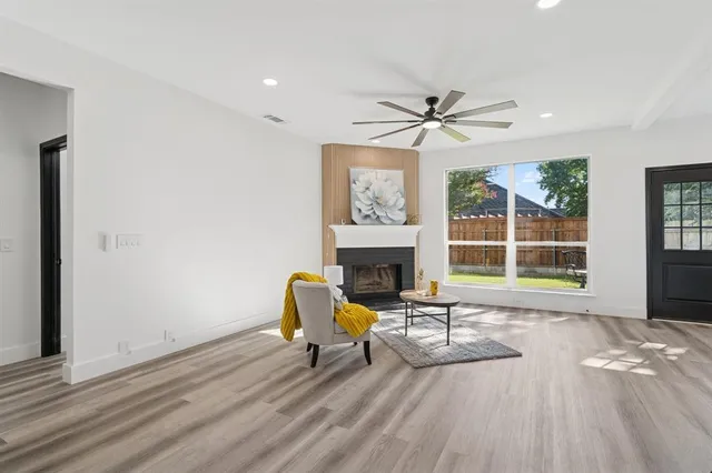 $577,500 | 808 Lake Bridge Drive, Lake Dallas, TX 75065