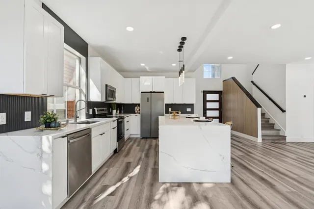 $577,500 | 808 Lake Bridge Drive, Lake Dallas, TX 75065