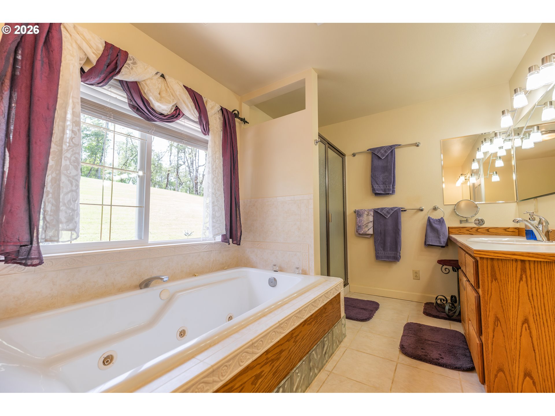 489 Fir Vista Road Sutherlin, OR 97479 - Photo 20 of 47 a bathroom with a tub a sink and a large mirror