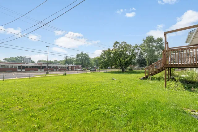 a view of a house with a backyard