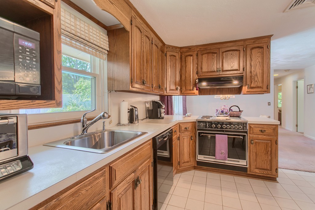 6 Hopkins Road Peabody, MA 01960 - Photo 9 of 28 Gallery Image 9