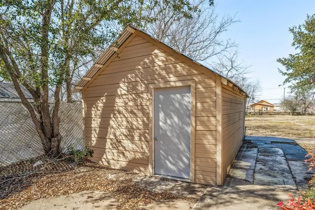 a view of yard with trees