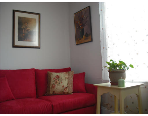 27-29 Topsfield Road, Unit 3 Ipswich, MA 01938 - Photo 8 of 16 a living room with furniture and flowers