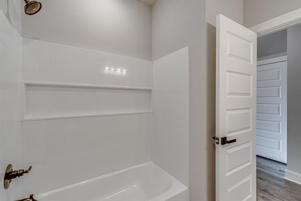 912 Cooksey Court, Unit A Grandview, TX 76050 - Photo 20 of 30 a bathroom with a bathtub