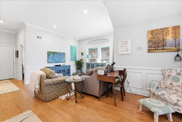 $6,100 | 41 Bentley Avenue, Unit 1, Jersey City, NJ 07304