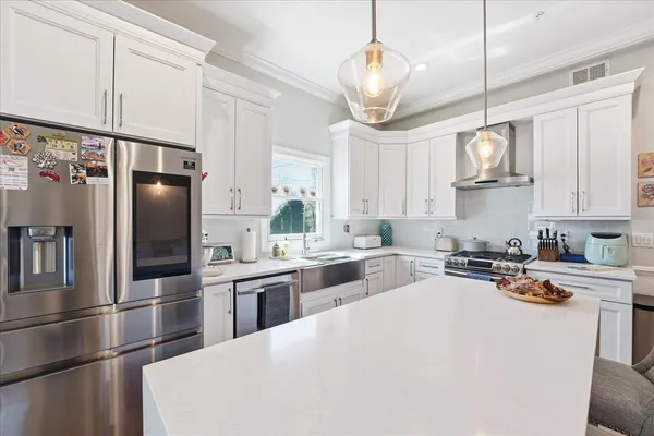 $6,100 | 41 Bentley Avenue, Unit 1, Jersey City, NJ 07304