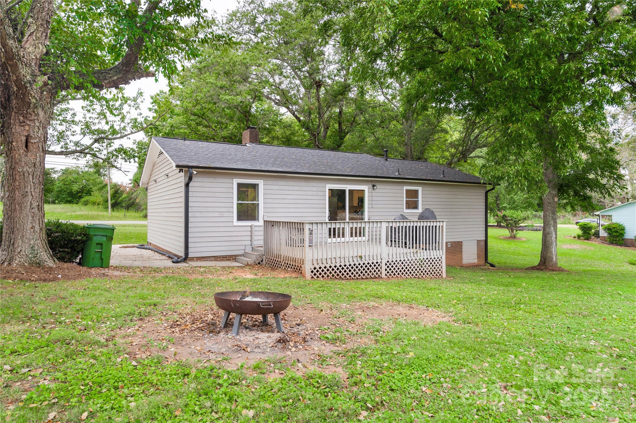 2302 Old Hickory Grove Road Mount Holly, NC 28120 - Photo 41 of 48 a backyard of a house with table and chairs
