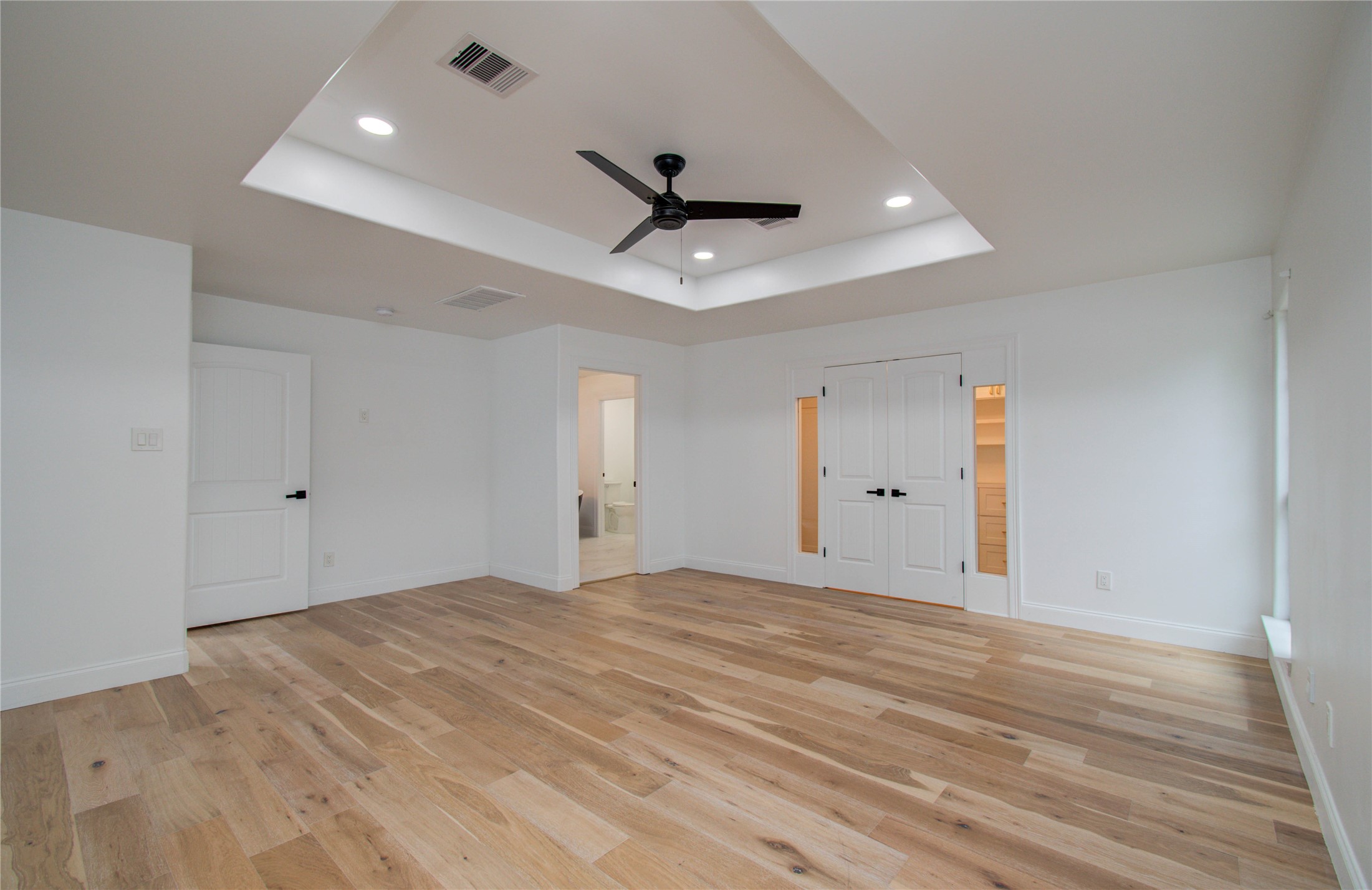 10300 Mayfield Road Houston, TX 77043 - Photo 24 of 32 a view of an empty room with a ceiling fan