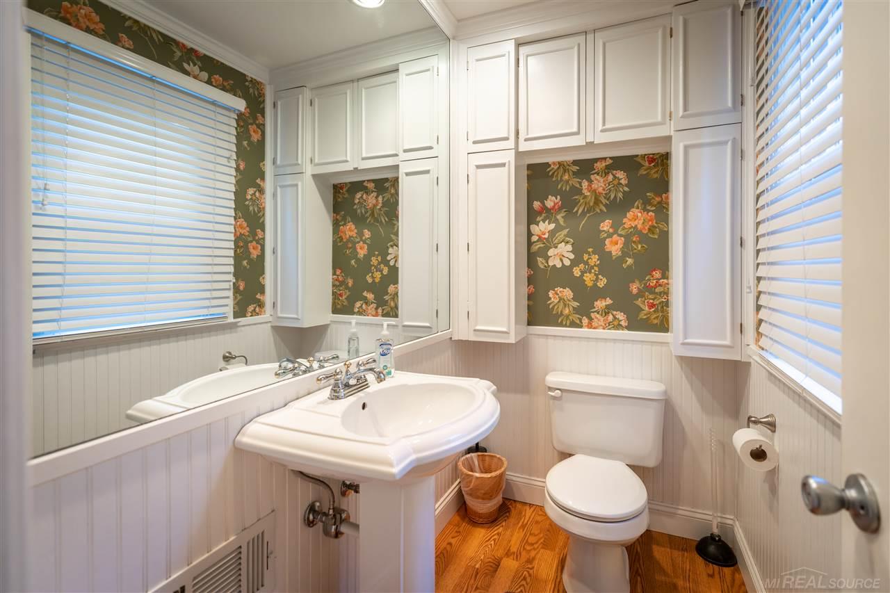 1662 Newcastle Road Grosse Pointe, MI 48236 - Photo 14 of 34 Powder room