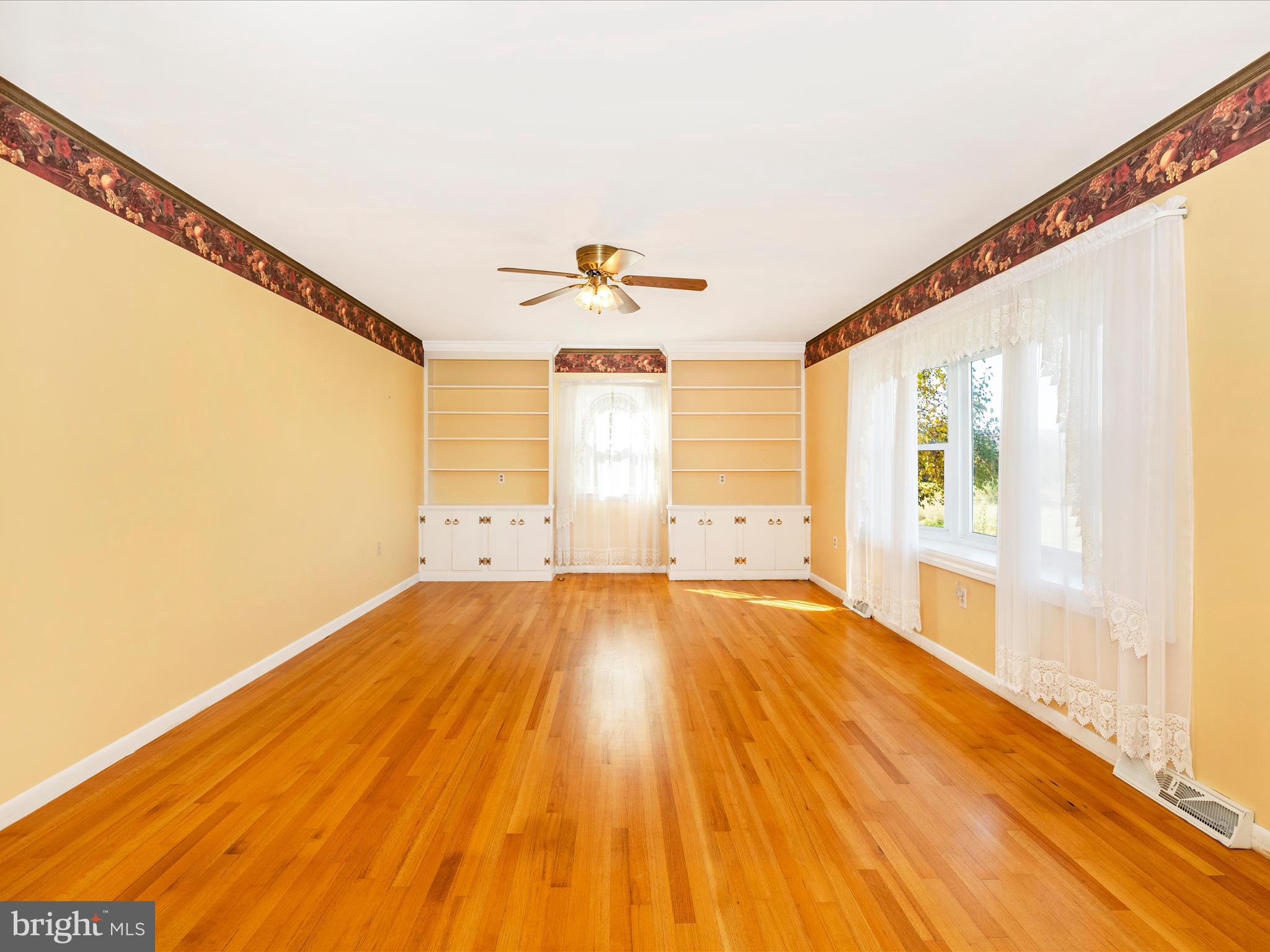 11230 Bottomley Road Thurmont, MD 21788 - Photo 5 of 79 Living Room