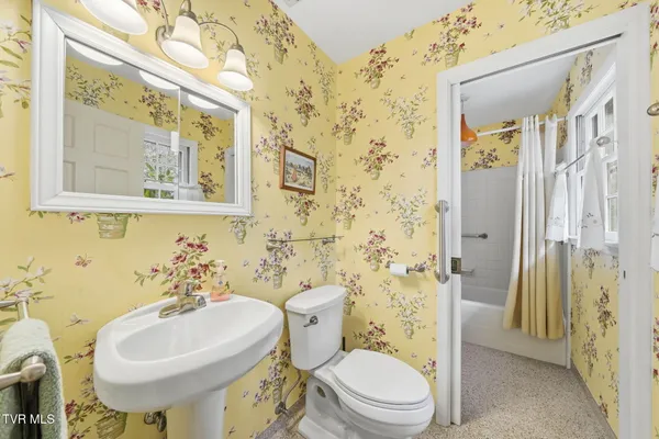 $299,900 | 698 Garden Lane, Bristol, VA 24201