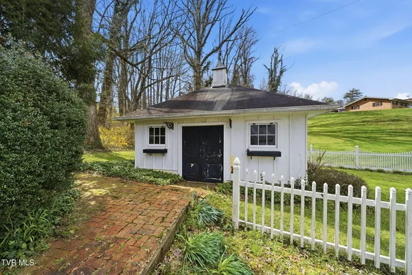 $299,900 | 698 Garden Lane, Bristol, VA 24201