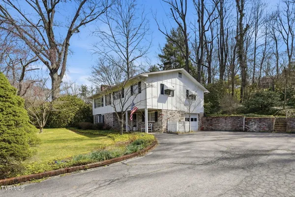 $299,900 | 698 Garden Lane, Bristol, VA 24201