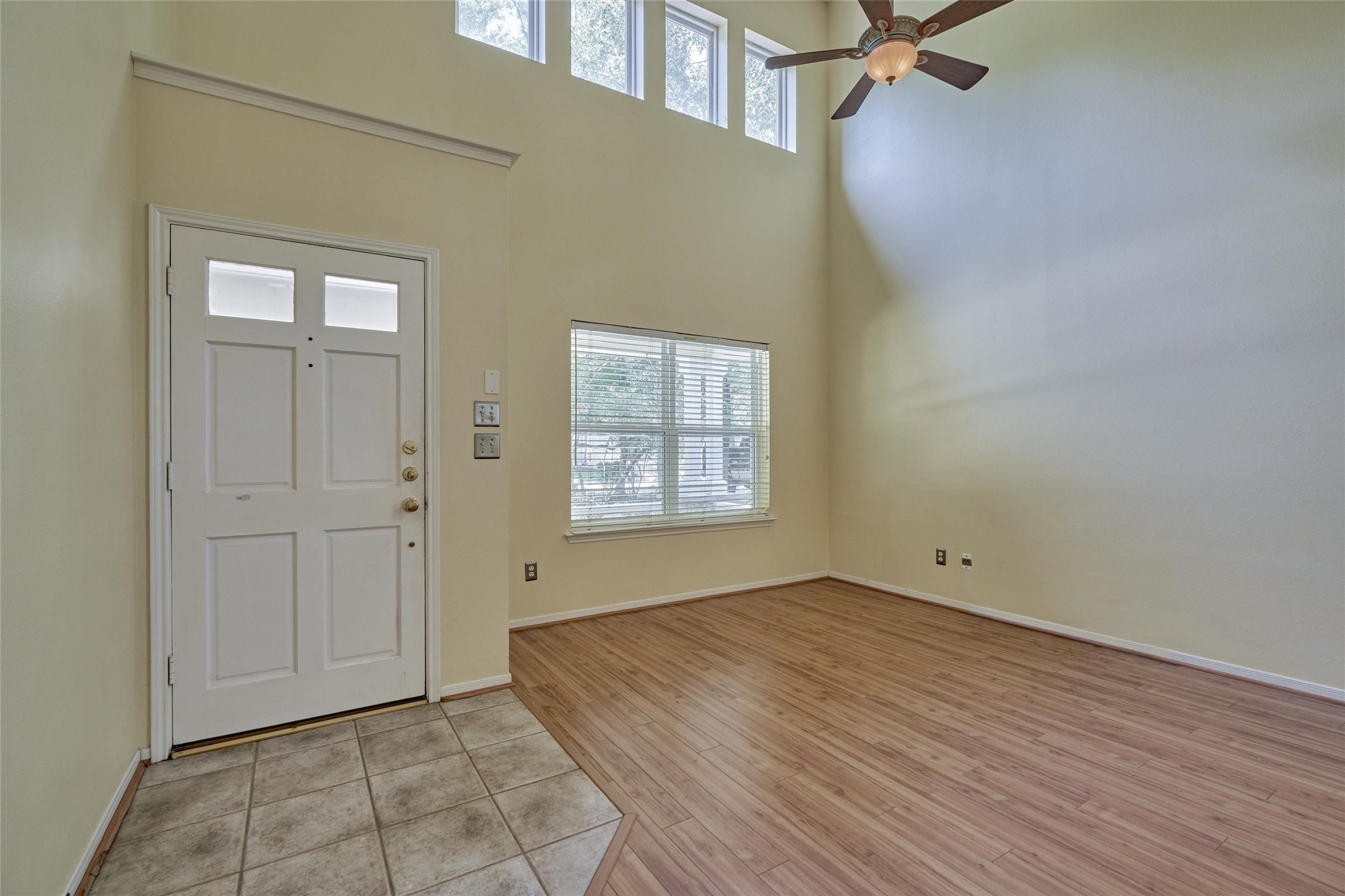 59 West Gaslight Place Spring, TX 77382 - Photo 7 of 47 Front door and living area.