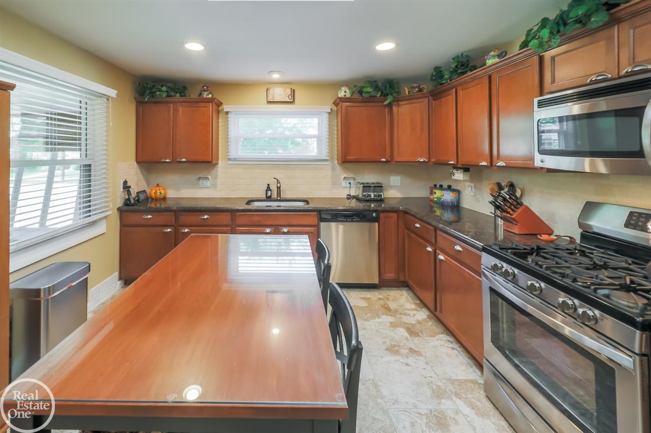 1391 Fairholme Road Grosse Pointe, MI 48236 - Photo 17 of 55 50001931-17.JPG
