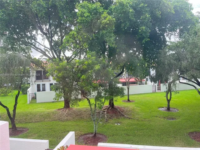 a view of yard with green space