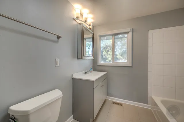 $395,000 | 1601 Kingston Lane, Schaumburg, IL 60193