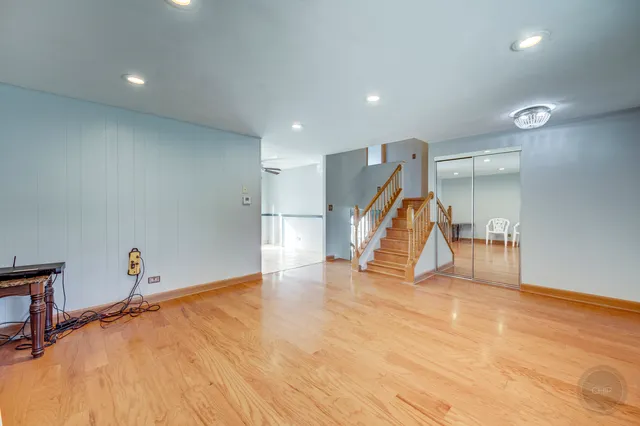 $395,000 | 1601 Kingston Lane, Schaumburg, IL 60193