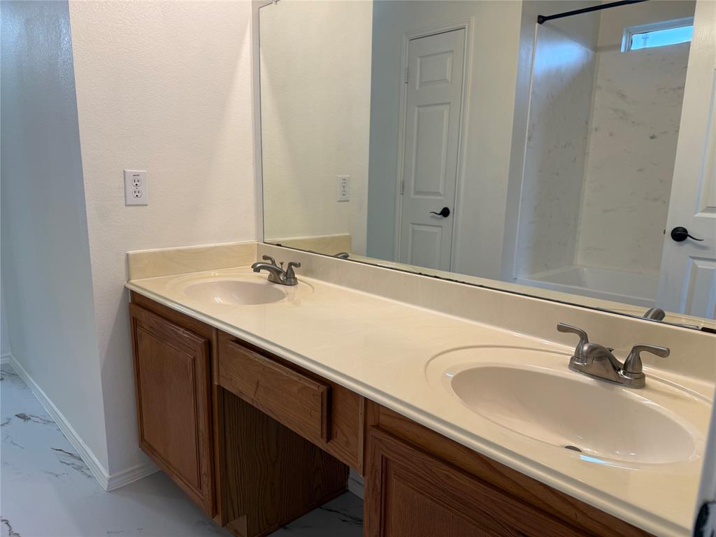 909 Carthage Way Arlington, TX 76017 - Photo 15 of 31 Plenty of space for two or more to get ready at one time