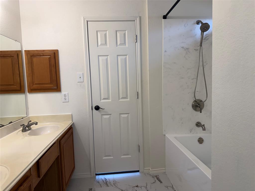 909 Carthage Way Arlington, TX 76017 - Photo 16 of 31 Two sinks with nice soaking tub. Walls are Allen & Roth Carrara White stone plastic composite