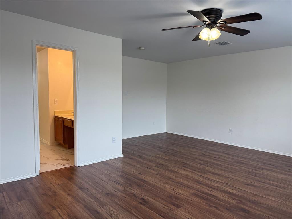 909 Carthage Way Arlington, TX 76017 - Photo 17 of 31 Oversized area for sitting as well as sleeping